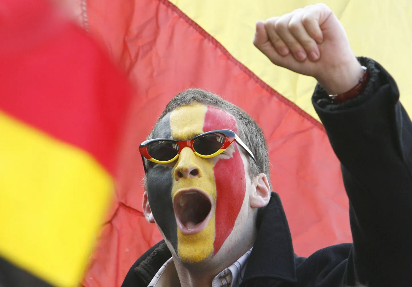 Belgia lipuvärvides mees.