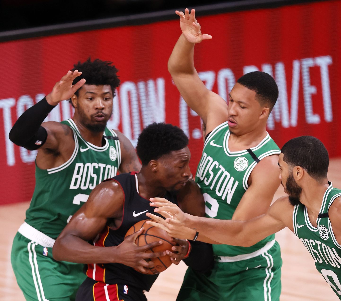 Bam Adebayo (mustas) pingutustest jäi seekord Celticsi meeste vastu väheks.