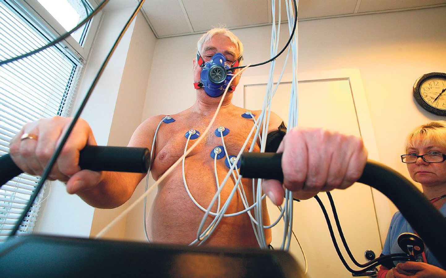 Kardiopulmonaalse hapnikuanalüsaatoriga koormustesti aparatuuri abil oma südame seisundit ja kopsude suutlikkust testija sarnaneb protseduuri ajal suuresti õhuookeani kõrgusi vallutava lenduriga.