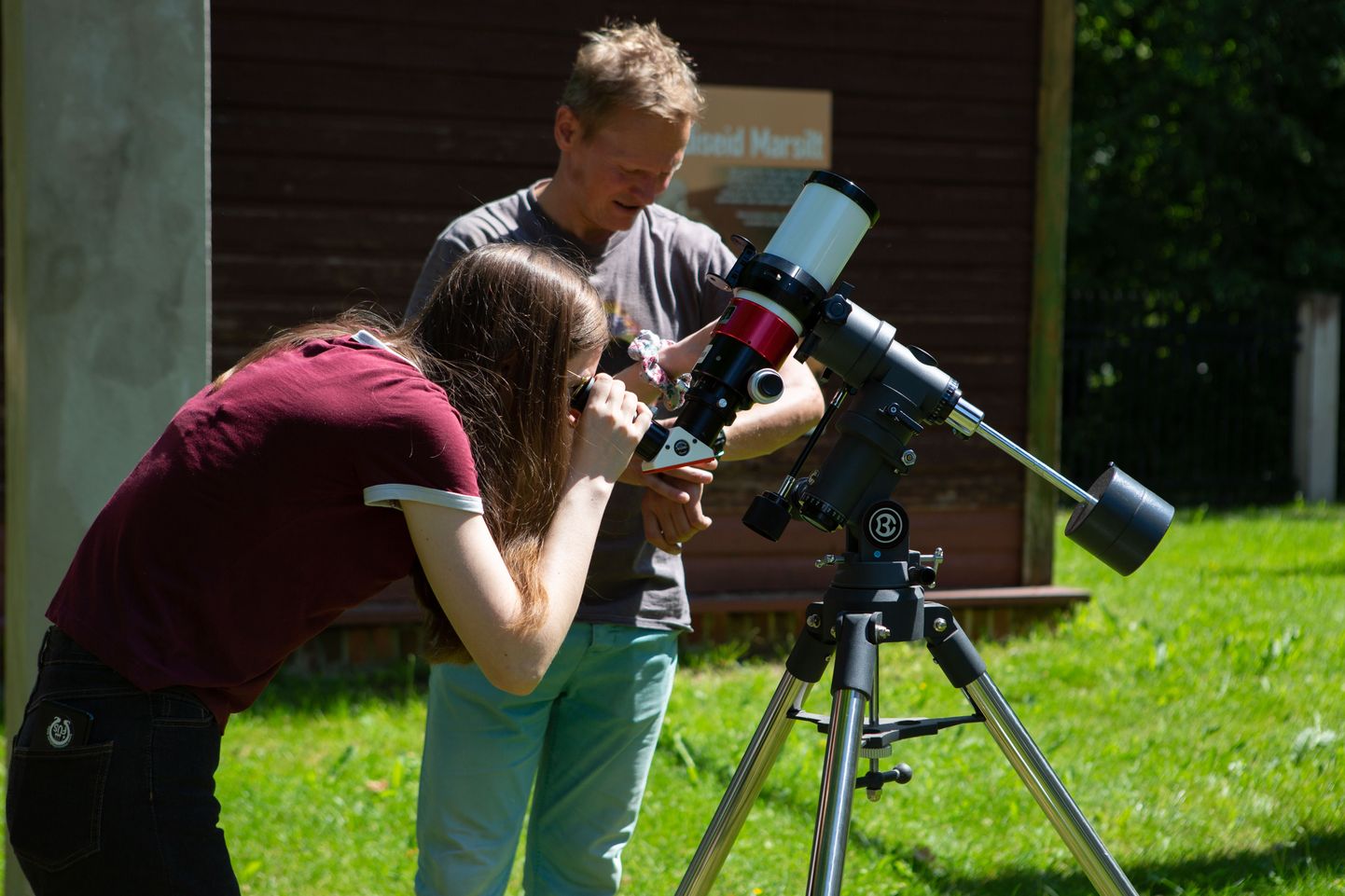 Päikesevaatlust tehakse tähetorni lähistel õues, spetsiaalse teleskoobiga.