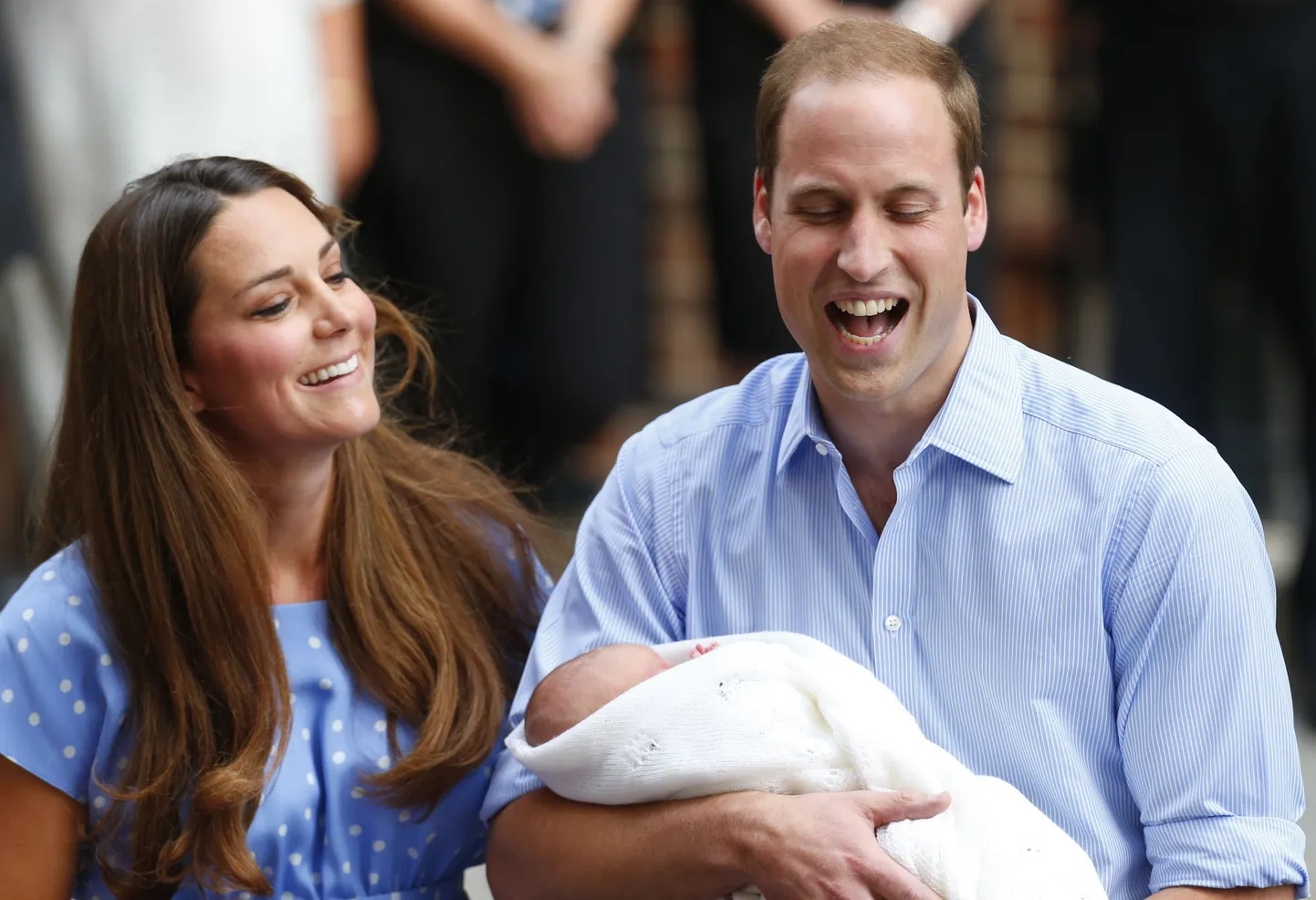 Prints William ja hertsoginna Catherine lahkusid beebiga haiglast