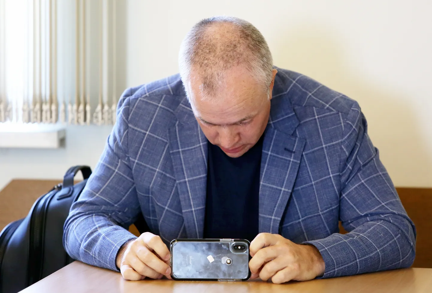 Apsūdzētais Maksims Ter-Oganesovs pirms tiesas sēdes Vidzemes priekšpilsētas tiesā, kur tā dēvētajā "Latvenergo" pamata krimināllietā paredzēts uzklausīt cietušā AS "Latvenergo" pārstāvi.