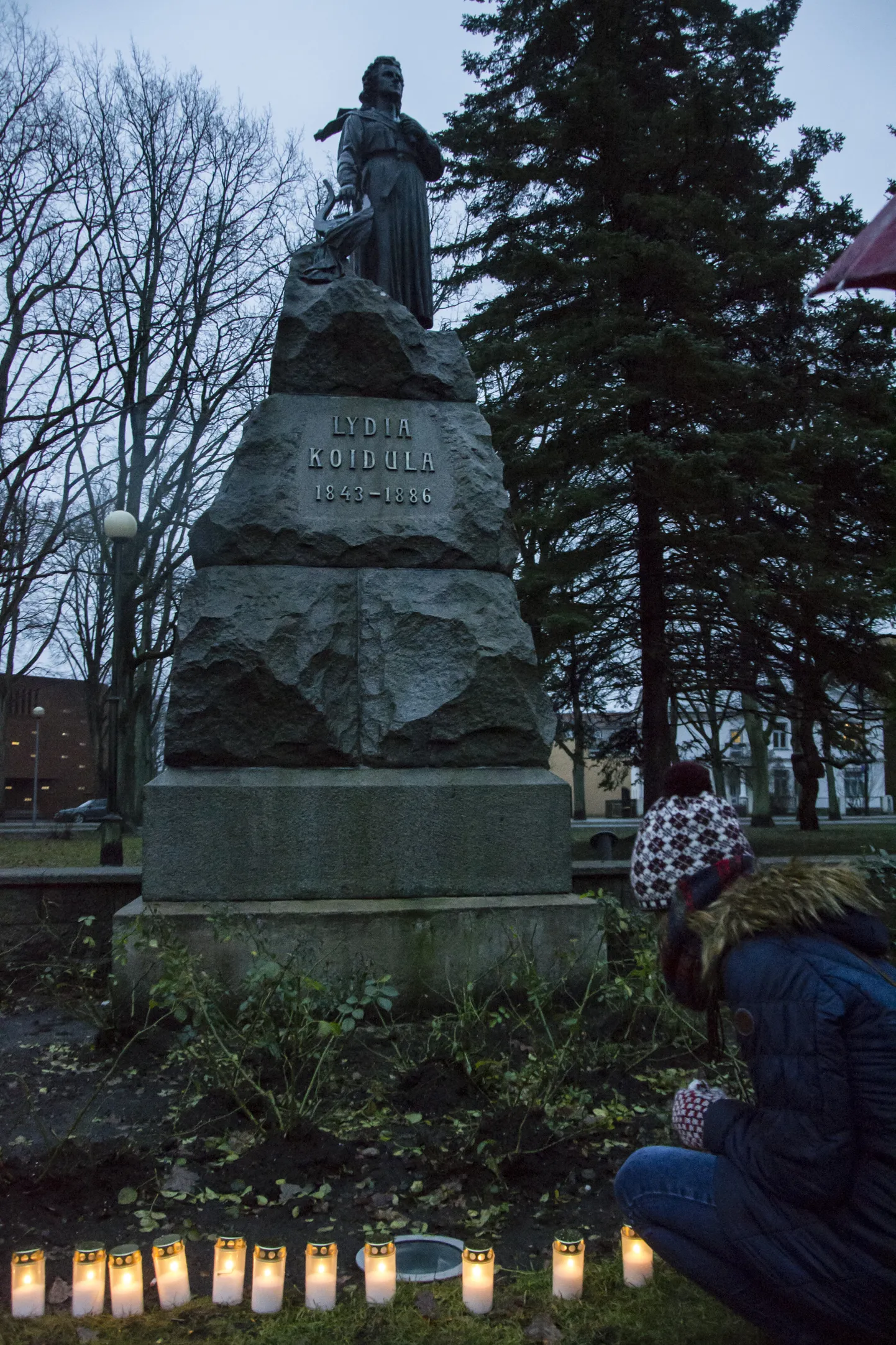 Pärnu Koidula muuseumis toimunud XXI riiklikul noorte luulekonkursil "Koidulauliku valgel" esitati Koidula loomepärandi kõrval teistegi autorite loomingut.