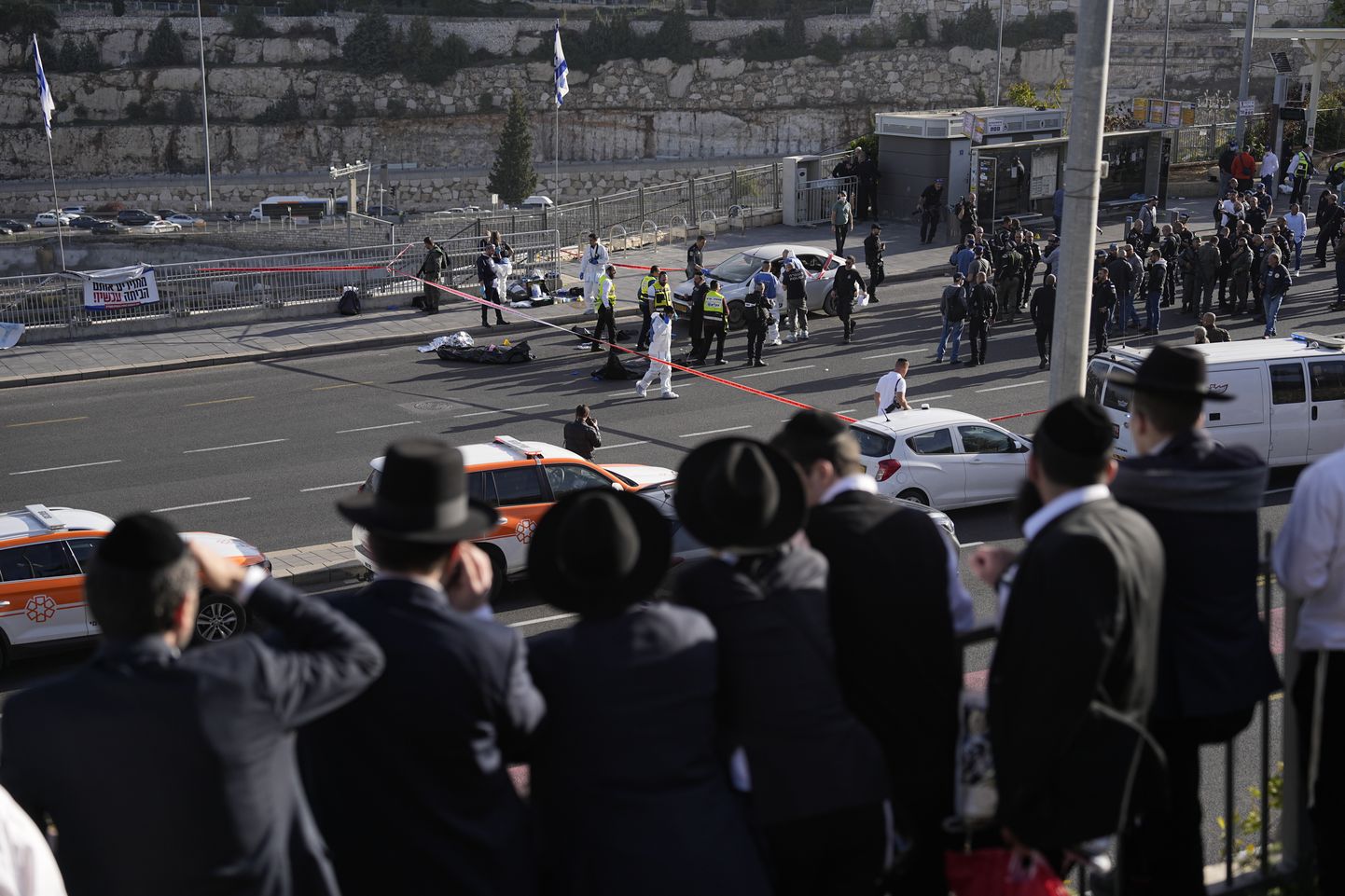 Uudistav rahvamass jälgib Iisraeli politseinike ja päästeteenistuse Zaka vabatahtlike tööd tulistamispaigas Jeruusalemmas.