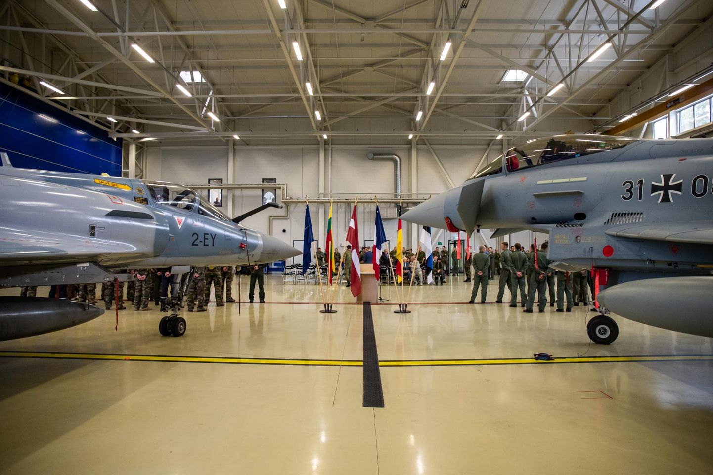 Tseremoonia ajal seisid kõrvuti Prantsuse õhuväe Mirage 2000-5F ja nende Saksa kolleegide Eurofighter.