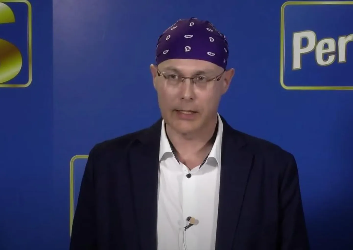 Raamatu «Tõde erutab» autor filosoof Jukka Hankamäki teose esitlusel selle nädala alguses. Praeguseks on raamatu levitamine peatatud. FOTO: Verkkomedia Perussuomalaiset