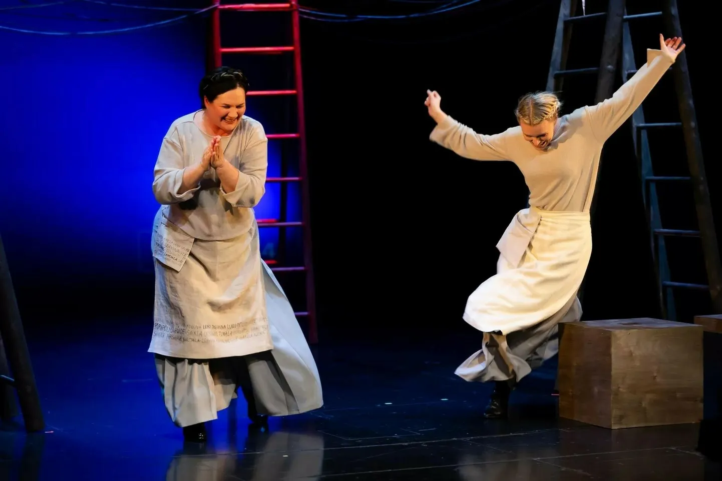 Piret Rauk ja Loviise Kapper Kuressaare teatri «Tõllus»: uhke väega rollid mõlemad.
