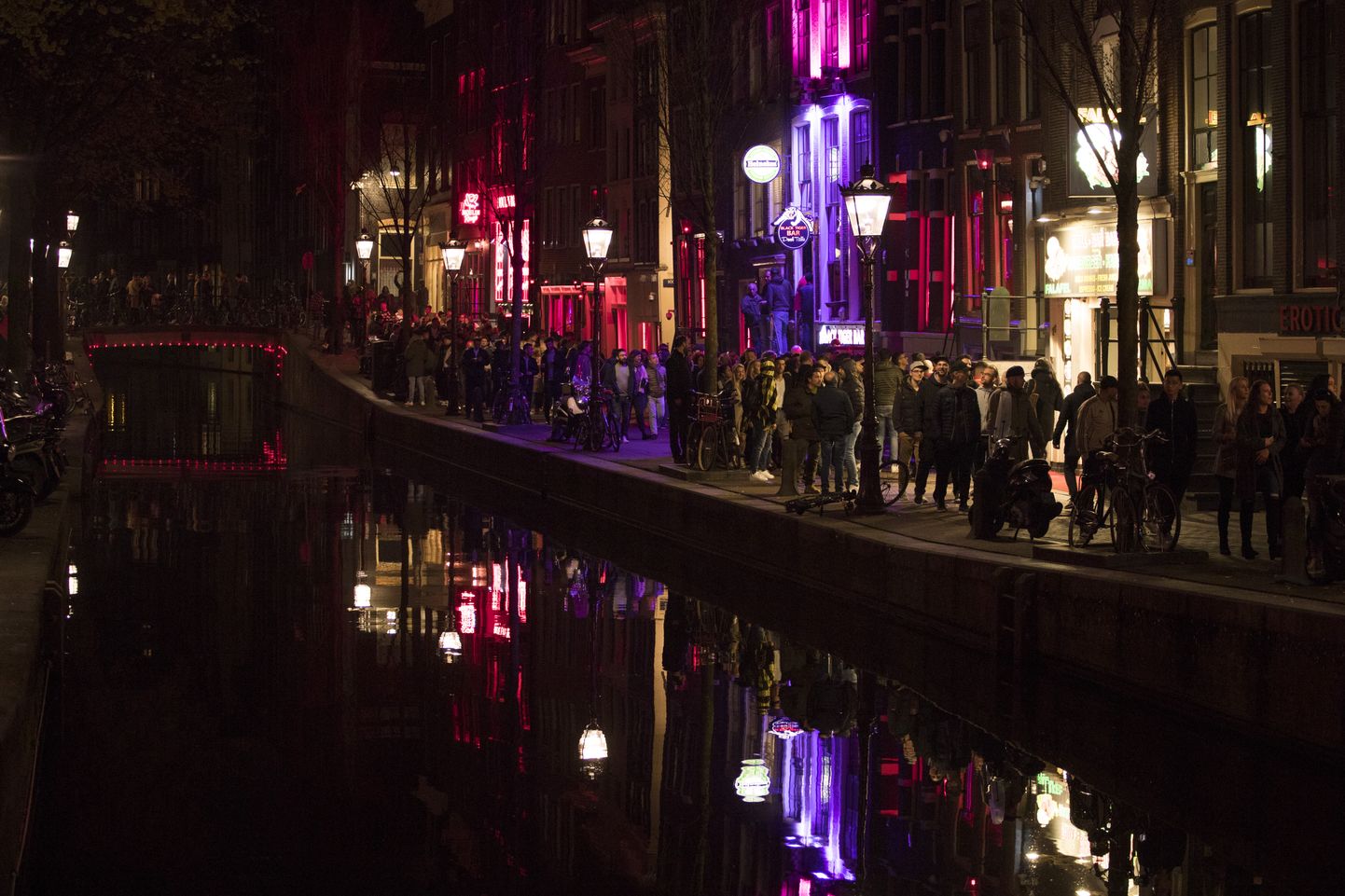 Turistid Amsterdami punaste laternate rajoonis tänavu 29. märtsil.
