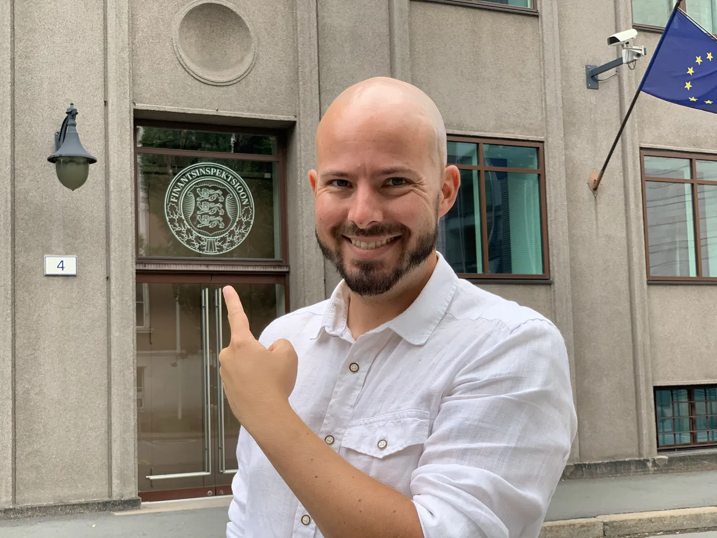 Cristoph Huebner rõõmsana Finantsinpektsiooni ees.