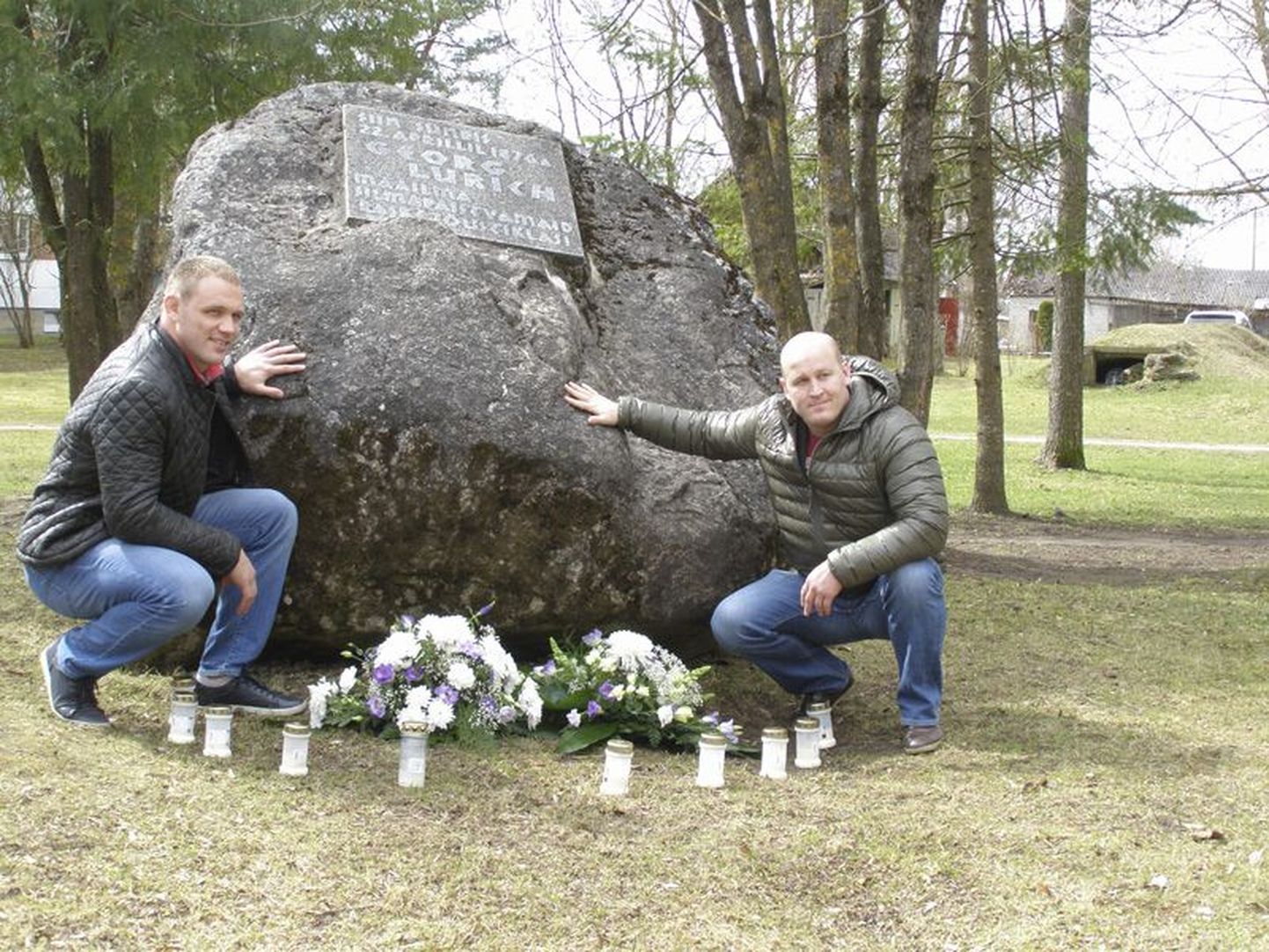 Tänased Eesti tippmaadlejad Heiki Nabi (vasakul) ja Ardo Arusaar ammutasid Lurichi mälestuskivi juures jõudu ja väge.
