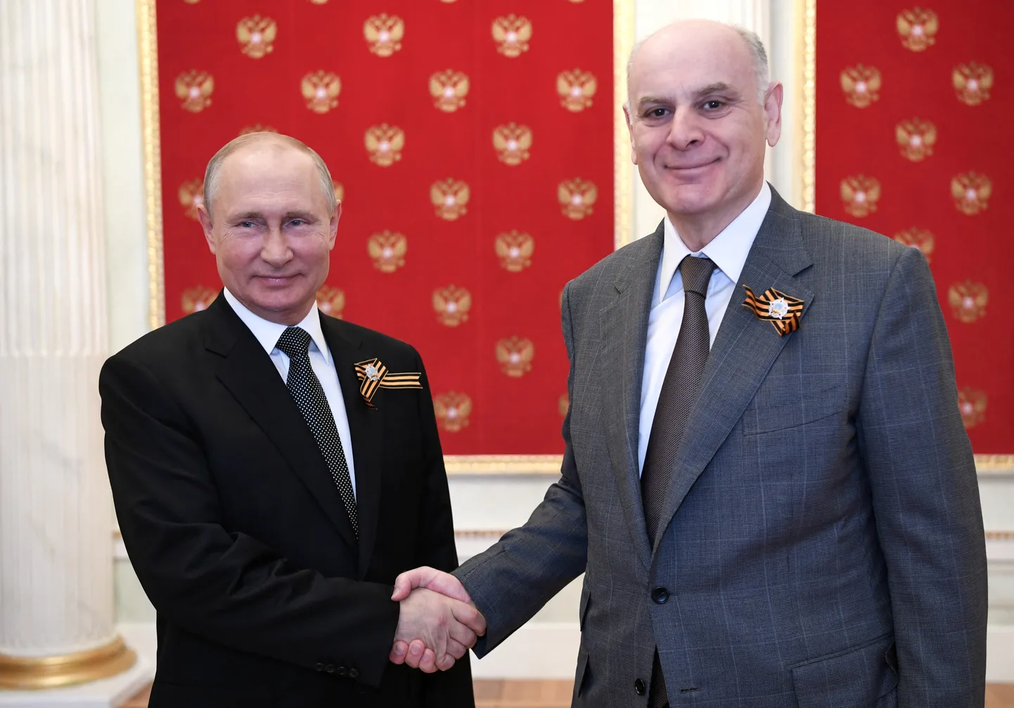 Диктатор России Владимир Путин и экс-президент Абхазии Аслан Бжания