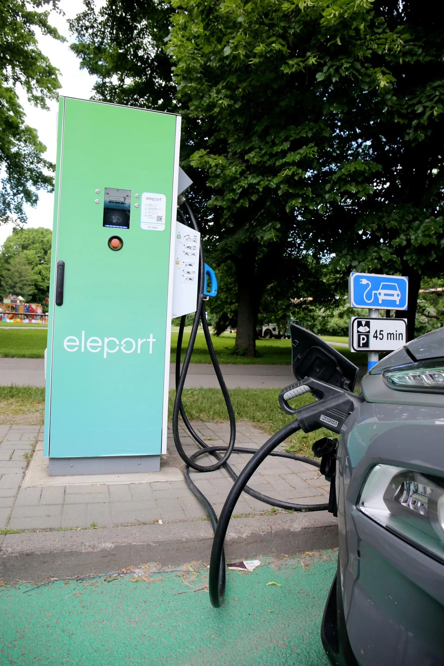 Linnaruumis paiknevad kiirlaadijad on reeglina 50-kilovatised, mistõttu saab auto laetud ligi viis korda kiiremini kui kodus.