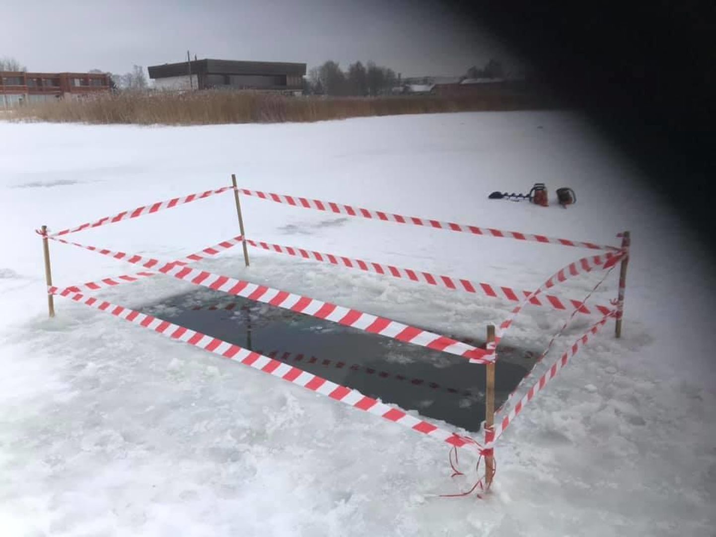 Võru päästjad tegid Tamula järve jäässe augu. FOTO: Võru Päästekomando