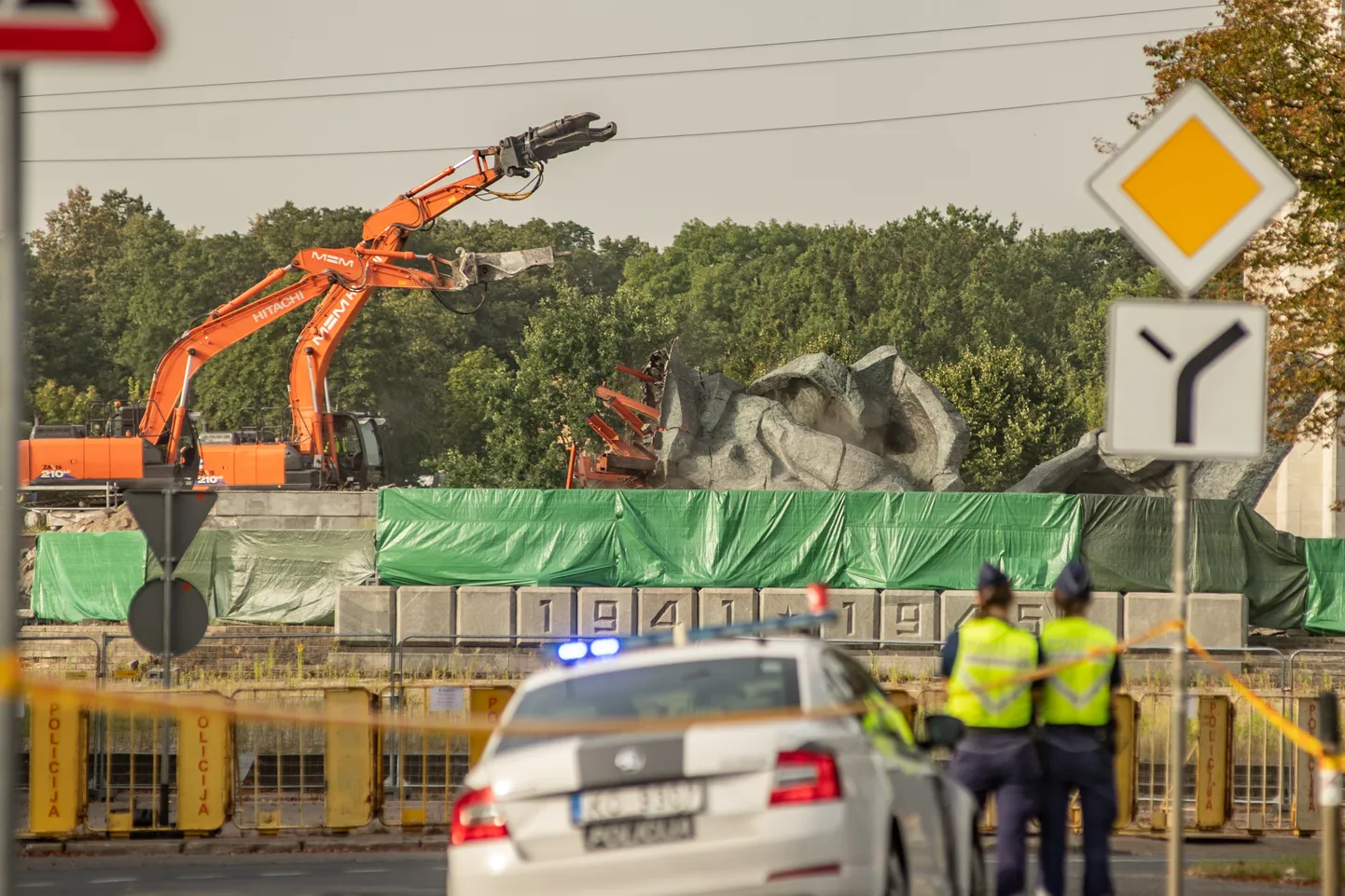 Okupantu pieminekļa laukumā Pārdaugavā demontēta sievietes tēla statuja