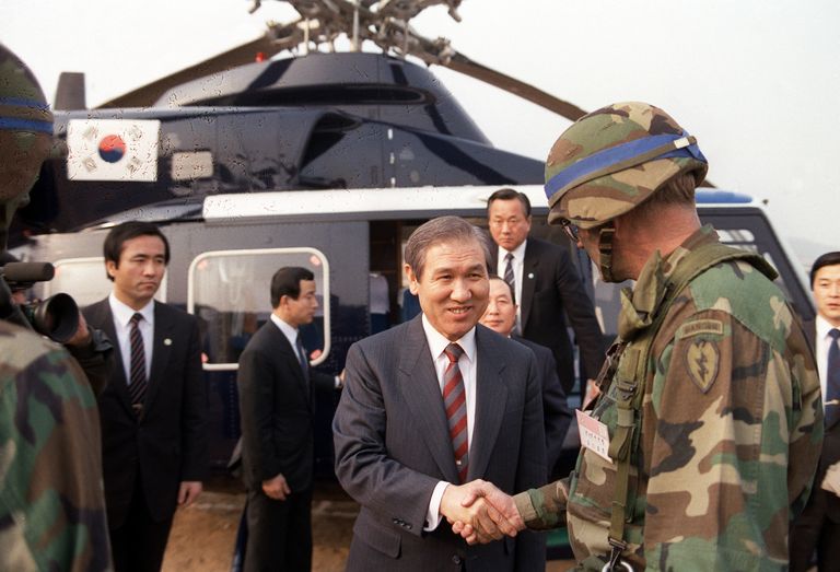Roh Tae-woo (keskel) oli Lõuna-Korea president aastatel 1988–1993.