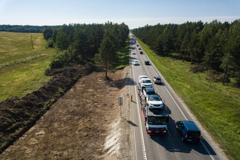 Kanama-Valingu lõigul olid enne katkestust algusjärgus trassi puhastamiseks vajalikud raadamistööd.