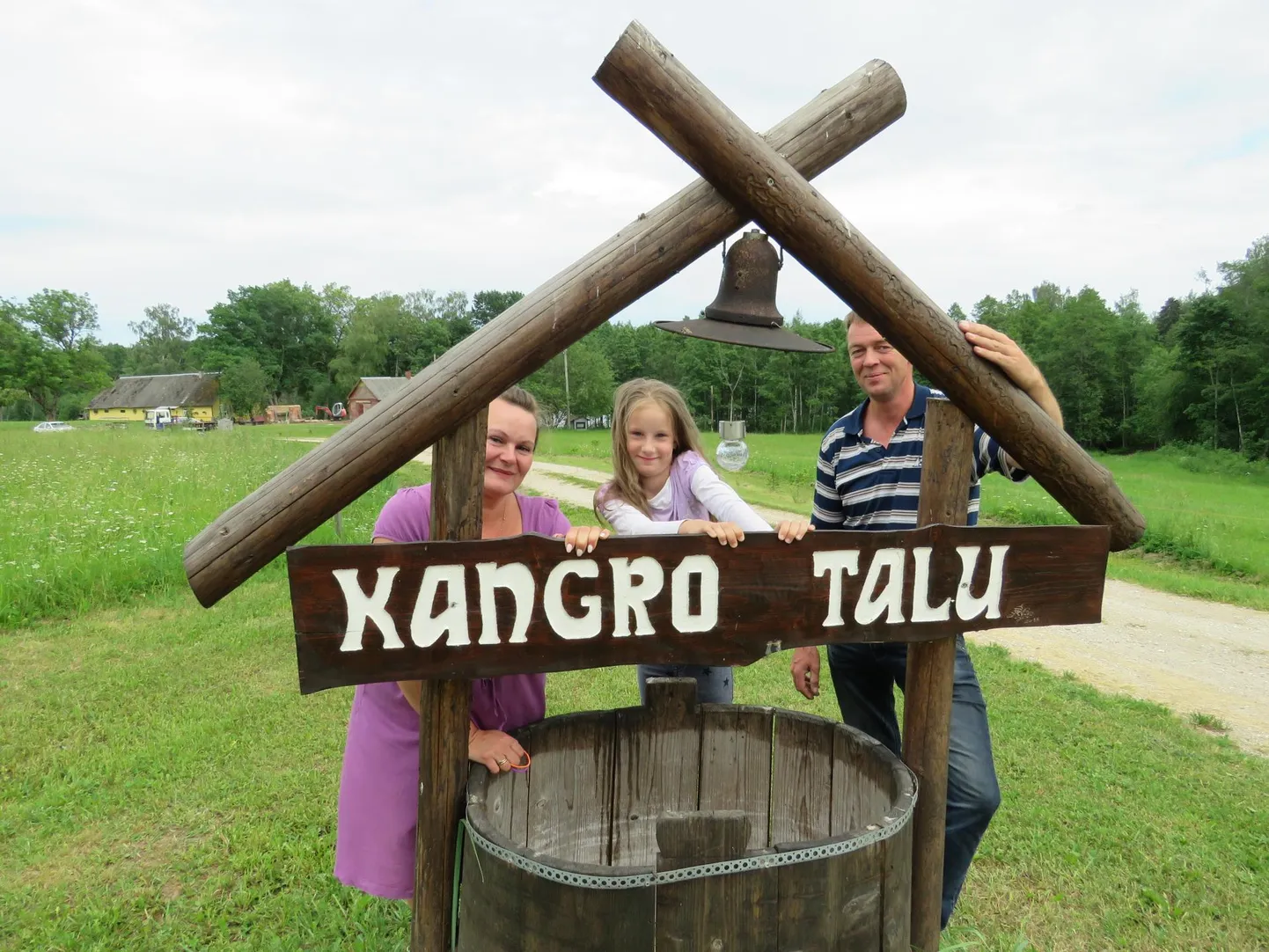 Pühajärve-äärses Kangro talus on nii, et pereema Egle näitleb ja lavastab, peretütar Adeele on abis ning pereisa Margus on taustajõud.