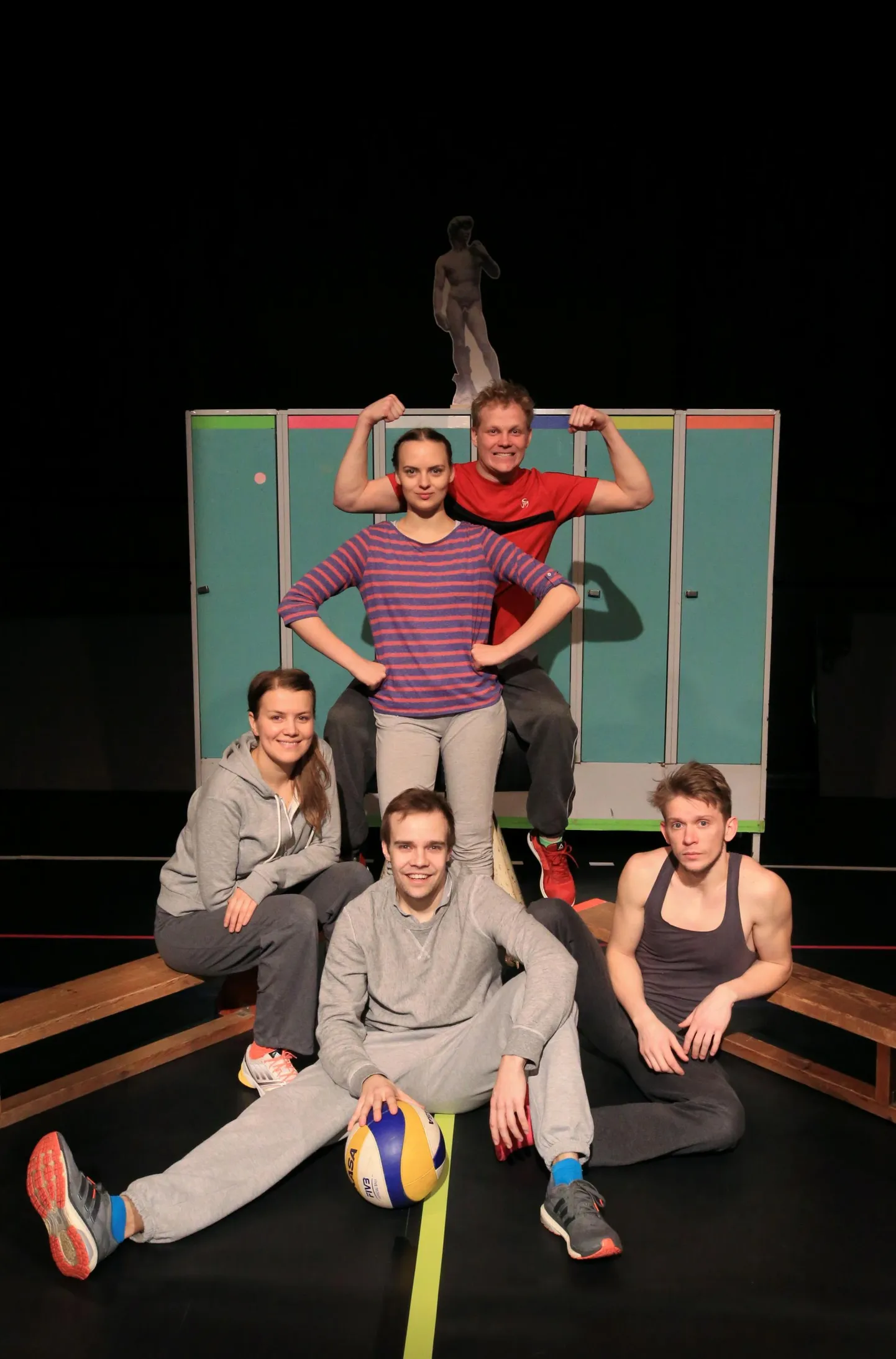 Pildil teatri Must Kast näitlejad Birgit Landberg (istuvad vasakult) Kaarel Targo, Silver Kaljula. Seisavad Jaanika Tammaru ja Mihkel Kallaste.