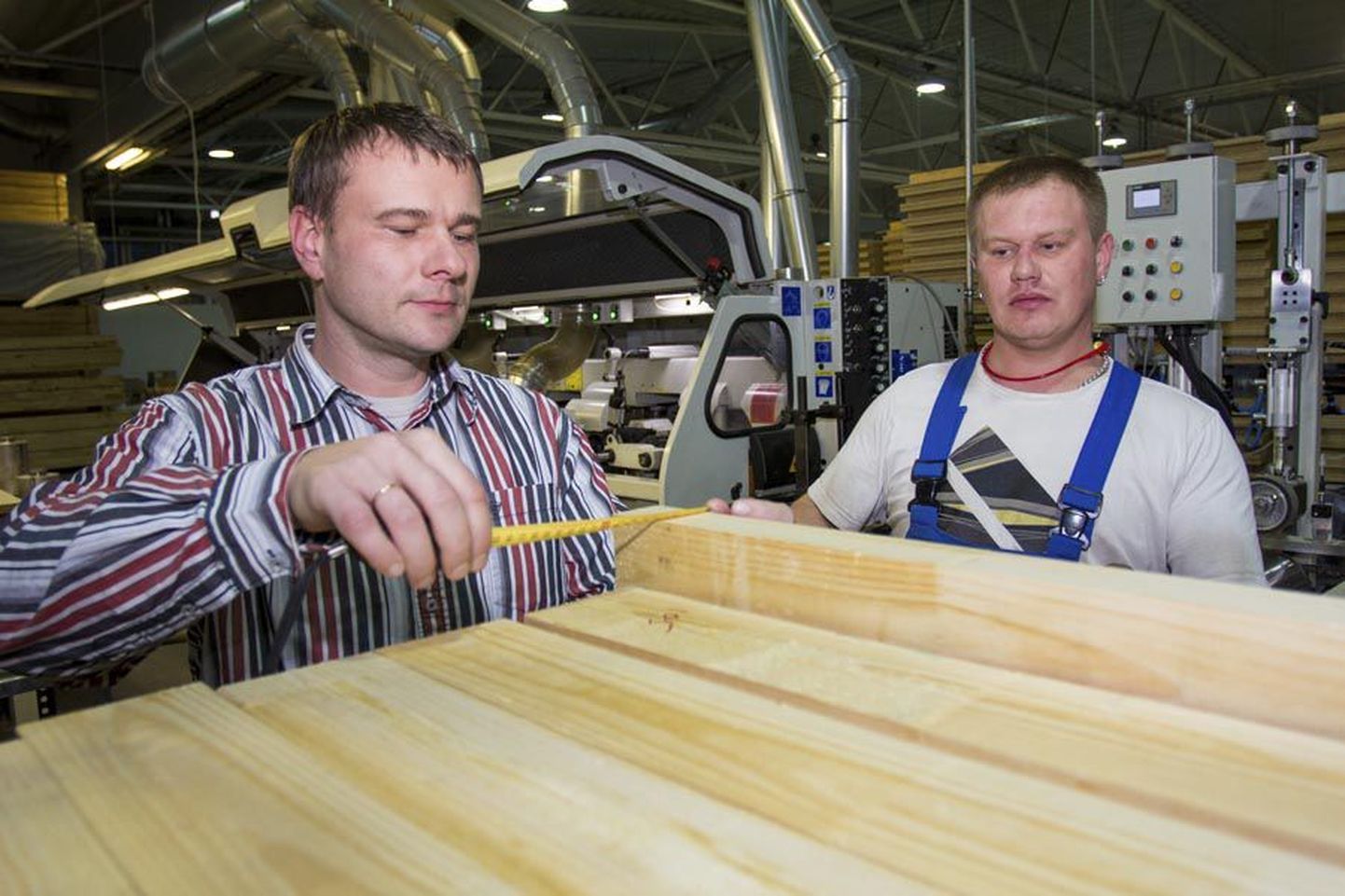 Viljandi Akna ja Ukse projektukse tootmisjuht Eero Rebane osales koolitusel ning ta jagab oma teadmisi höövlioperaator Boris Petrauskasega.