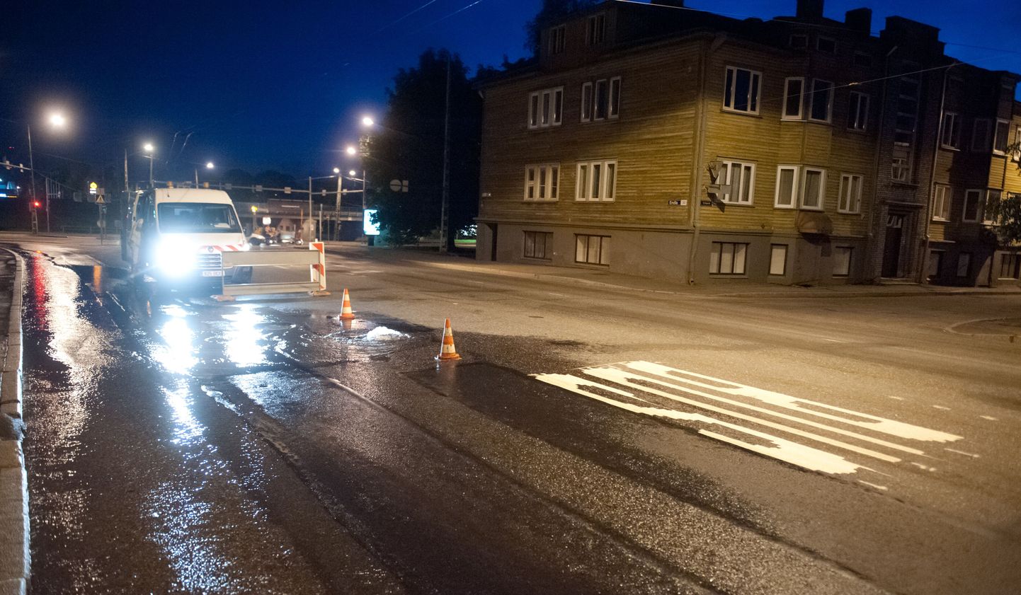 Таллиннский транспортный департамент рисует по ночам новую дорожную разметку.