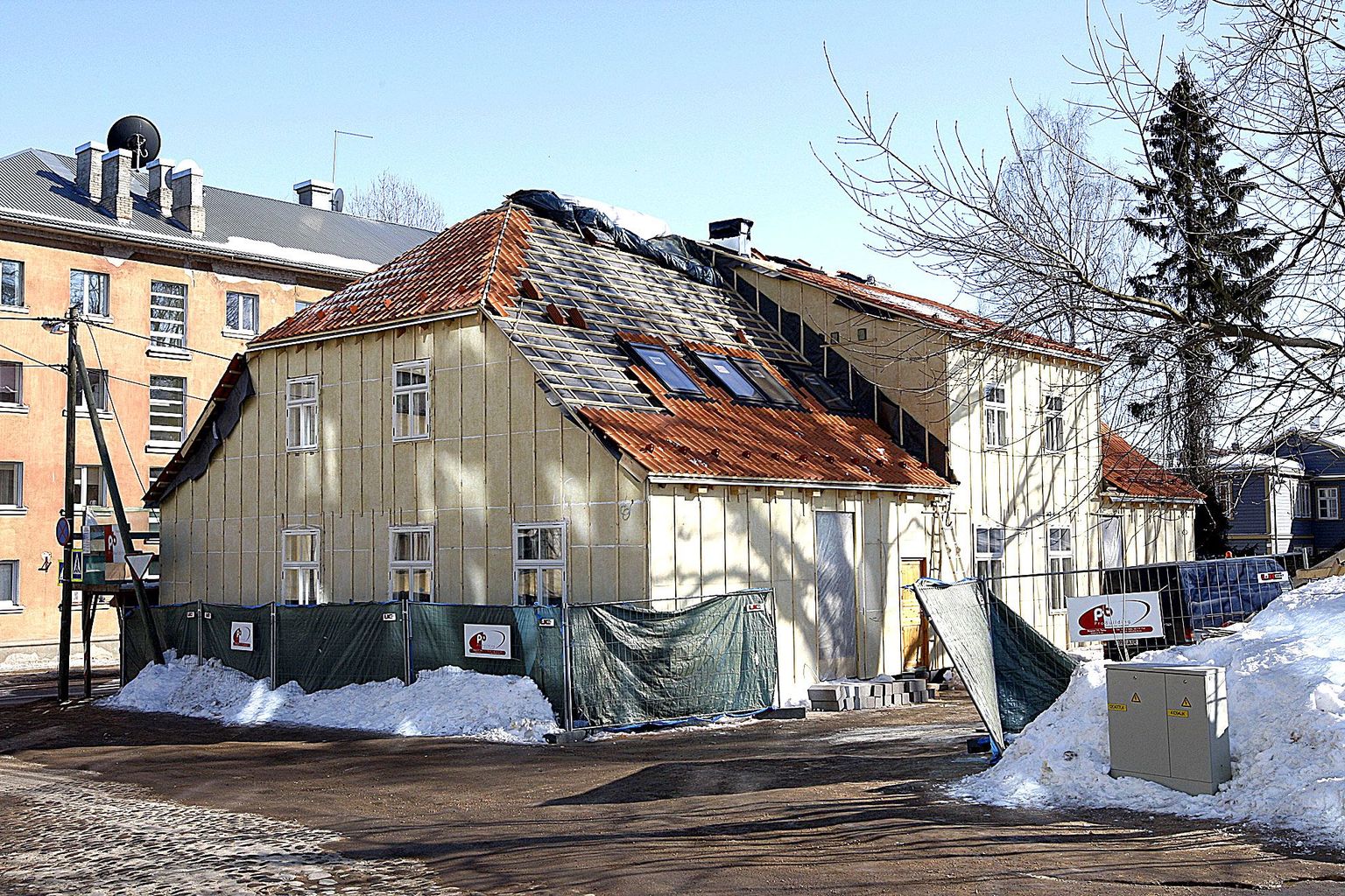 Kalevi 11 majal on taastatud algne vorm, tööjärg on jõudnud katusekivide paigaldamiseni.