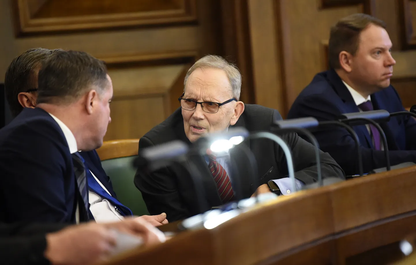 Saeimas deputāts Aleksandrs Kiršteins Saeimas ārkārtas sēdē, kurā paredzēts balsojums par uzticības izteikšanu Krišjāņa Kariņa izveidotajam Ministru kabinetam.