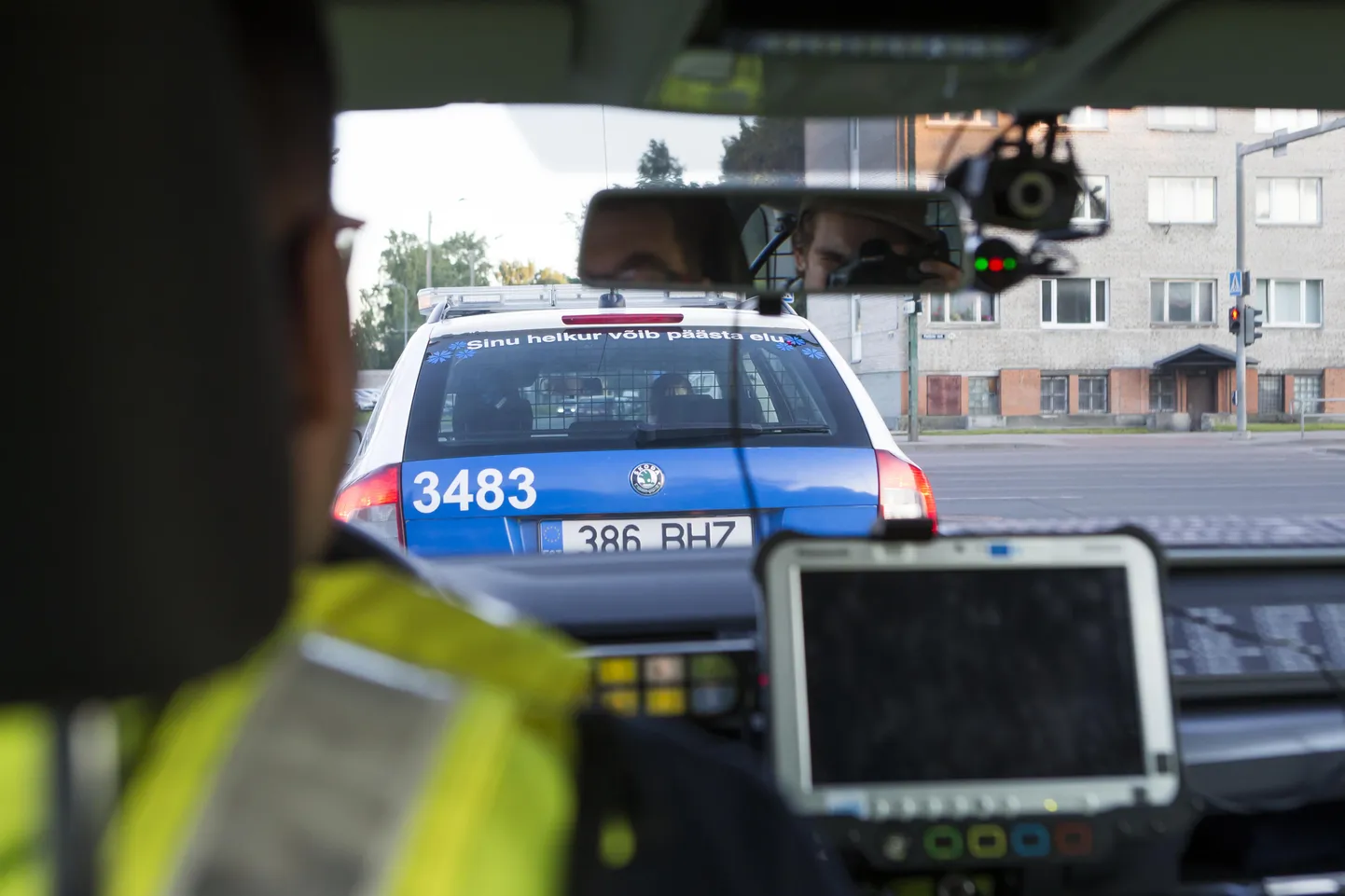 Alarmsõidukijuhtimise koolituse läbinud abipolitseinik võib ka politseiauto rooli minna.