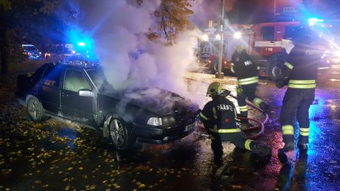 Фото: на парковке возле многоквартирного дома сгорел автомобиль