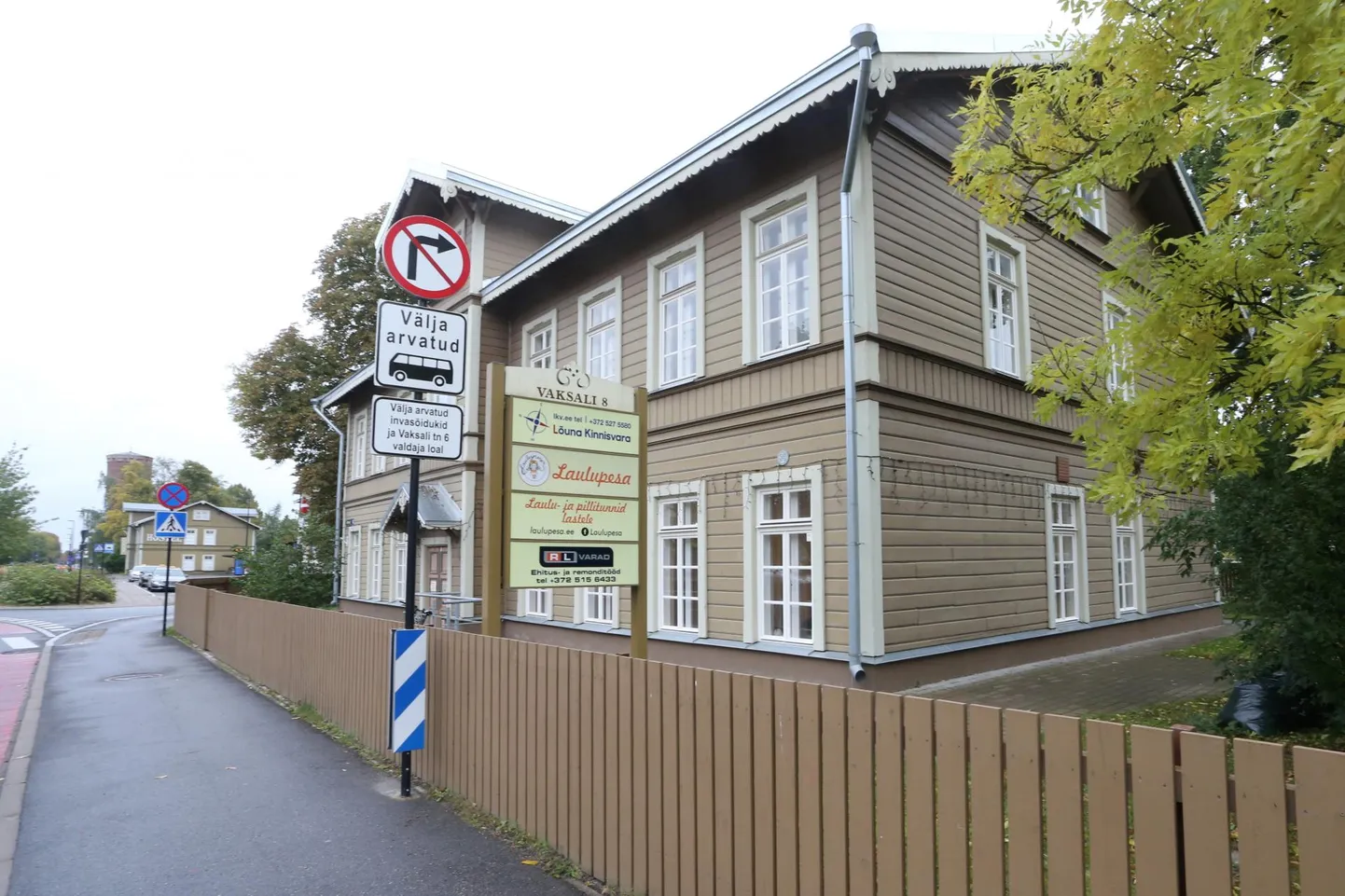 Laulupesa stuudio nõuab Tartu vaksali naabruses asuvas kenas puumajas oma ruumidesse sisenevatelt täiskasvanutelt käte desinfitseerimist ja maski kandmist. Koroonapass pole aga vähemalt seni olnud nõutud.