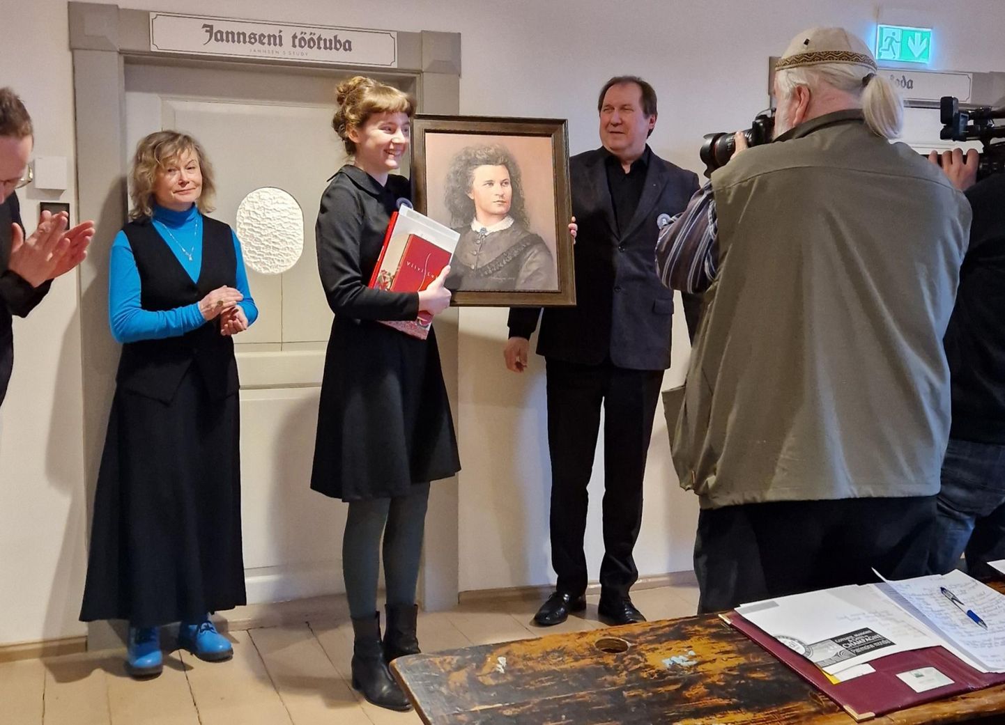 Kümnenda Koidula luulekonkursi võitis Arabella Antons. Võitjale andis auhinna – maali Koidulast – üle Koidula muuseumi juht Elmar Trink. Õnnitlejate seas oli ka võistluse patroon ja žürii liige poetess Doris Kareva.