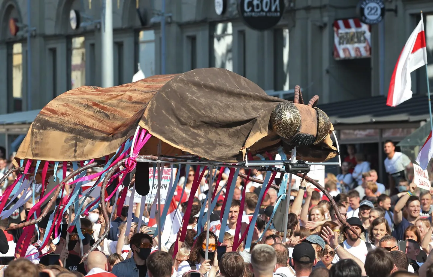 Inimesed opositsiooni meeleavaldusel president Lukašenkat sümboliseerivat hiigelprussakat kandmas. Minsk, 30. august 2020.