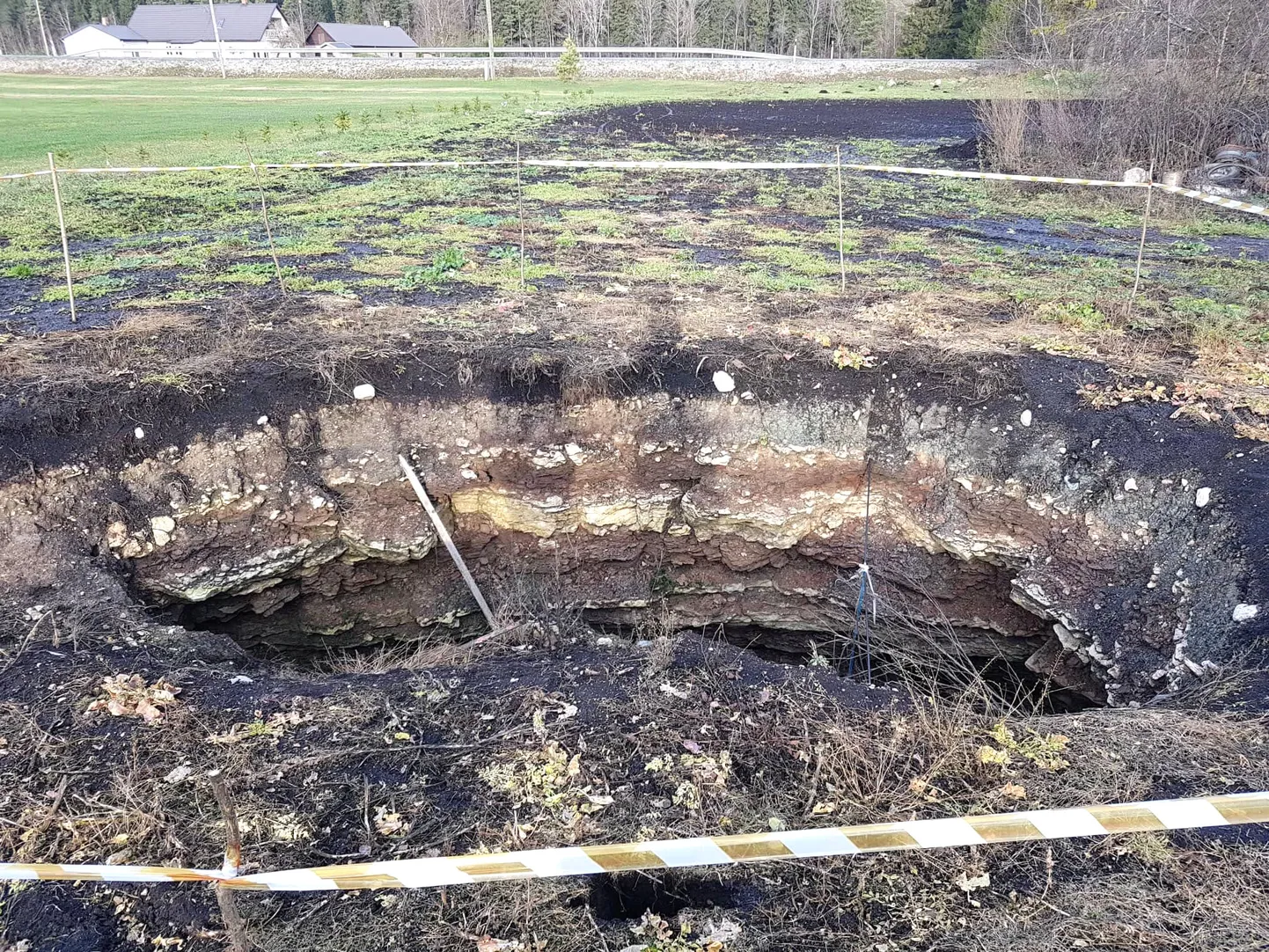 Varinurmes ootavad kaks varingukohta täitmist. Seni peab omavalitsus koos omanike ja päästeametiga tagama selle, et keegi sinna sisse ei roniks ja viga ei saaks.