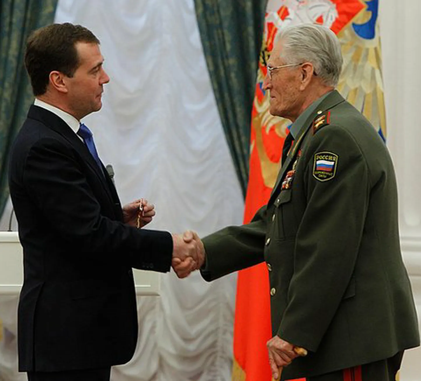 Vassili Petrov (paremal) 2012. aastal koos toonase presidendi Dmitri Medvedeviga.