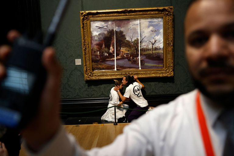 Kaks kliimaaktivisti kleepisid end 4. juulil Suurbritannia pealinnas Londonis rahvusgaleriis John Constable’i (1776–1837) tuntud maastikumaali «The Hay Wain» külge, kleepides maali samas kaasa toodud piltidega üle