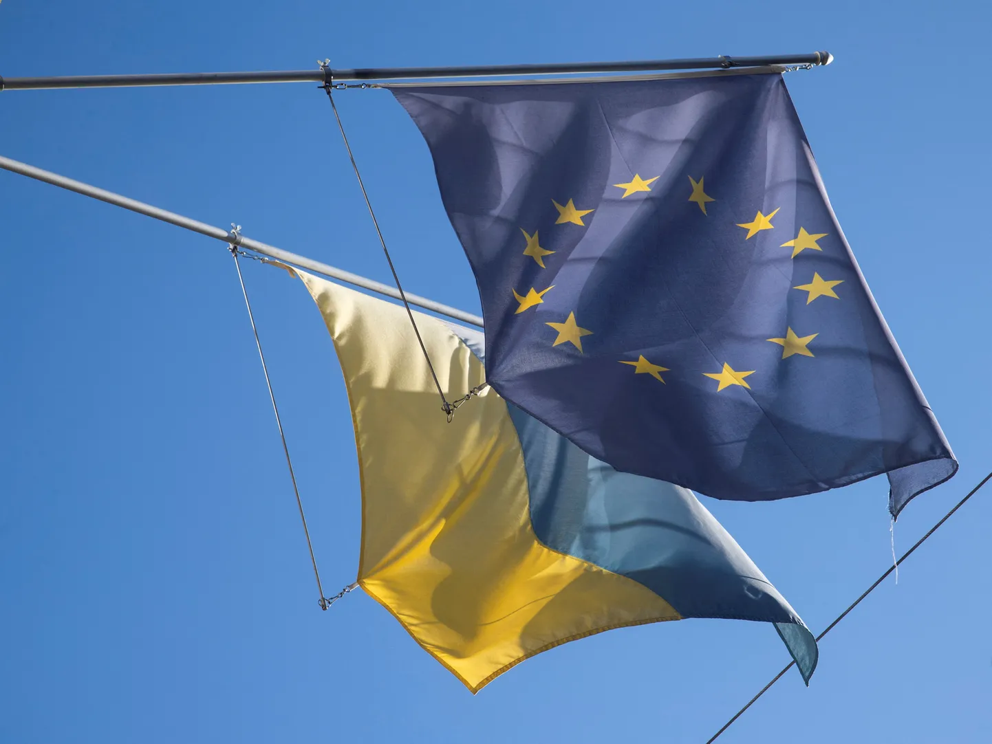 ELi lipp lehvib Ukraina riigilipu kõrval.