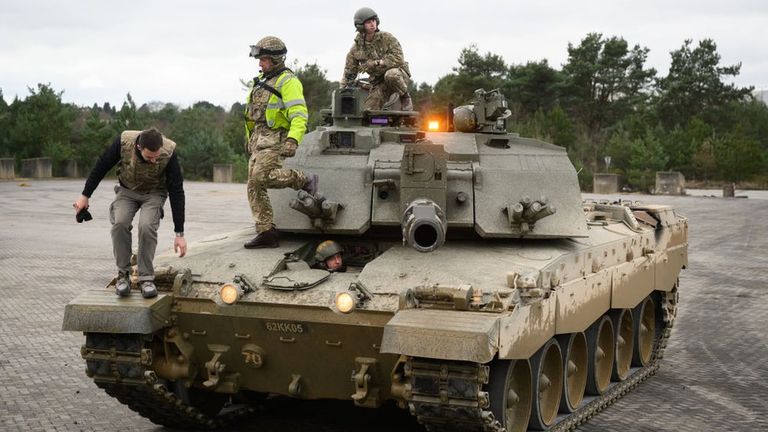 Украинские военные уже несколько месяцев обучаются использованию западных танков - в частности, Challenger II