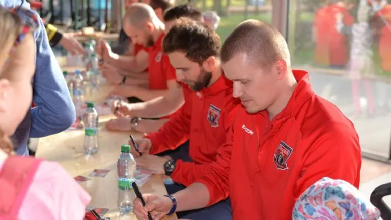 Oskars Cibuļskis sniedz autogrāfu «Mountfield» komandas faniem 