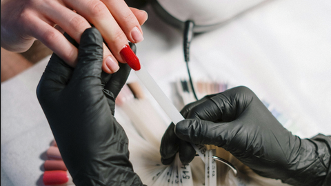 Papīrītis diploma vietā. Kur apgūt skaistumkopšanas meistara profesiju, lai neiekultos nepatikšanās?