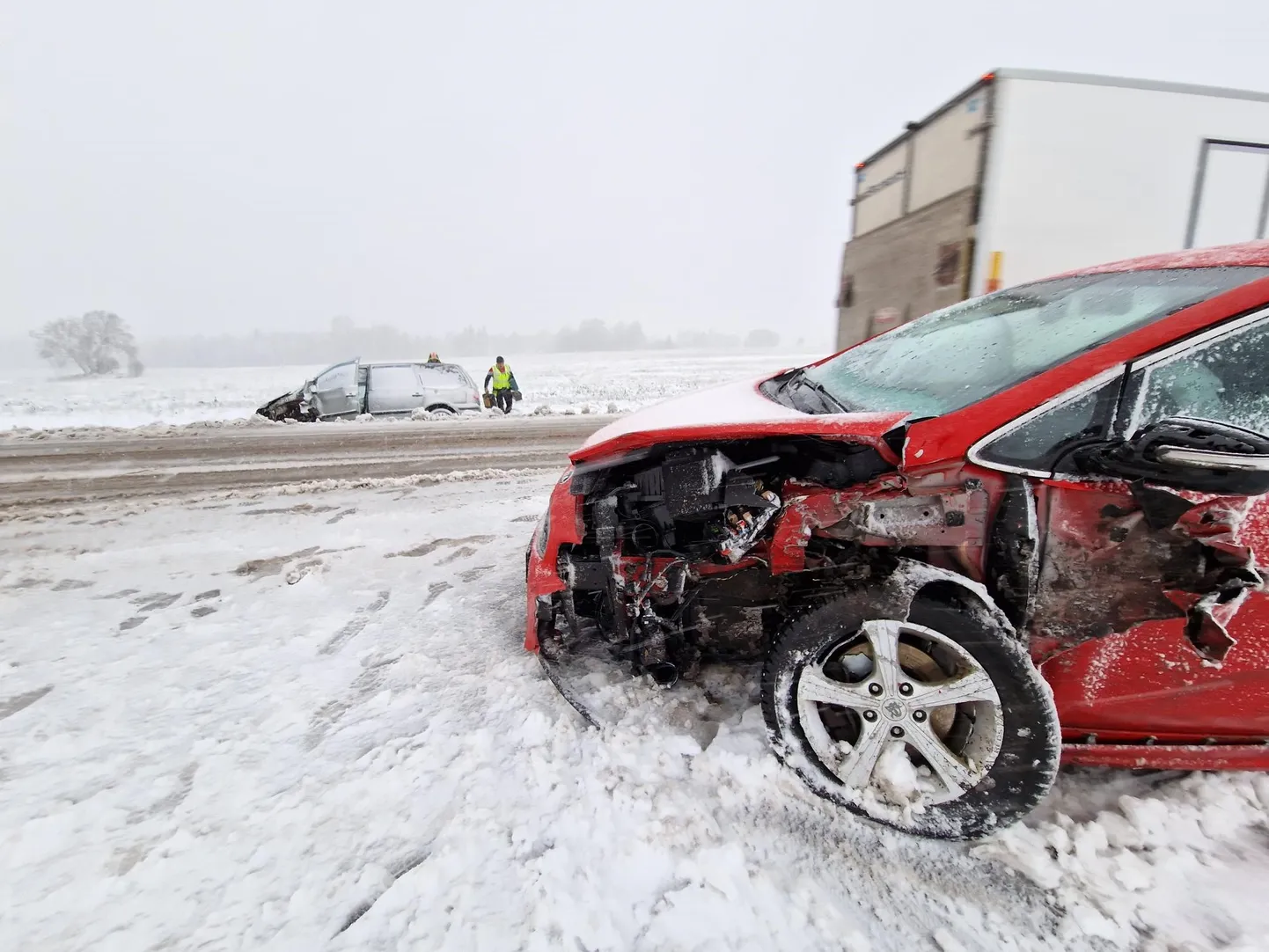 Tartu ja Otepää vahelisel maanteel põrkasid kolmapäeva lumisel hommikul kokku Kia ja Volkswagen.