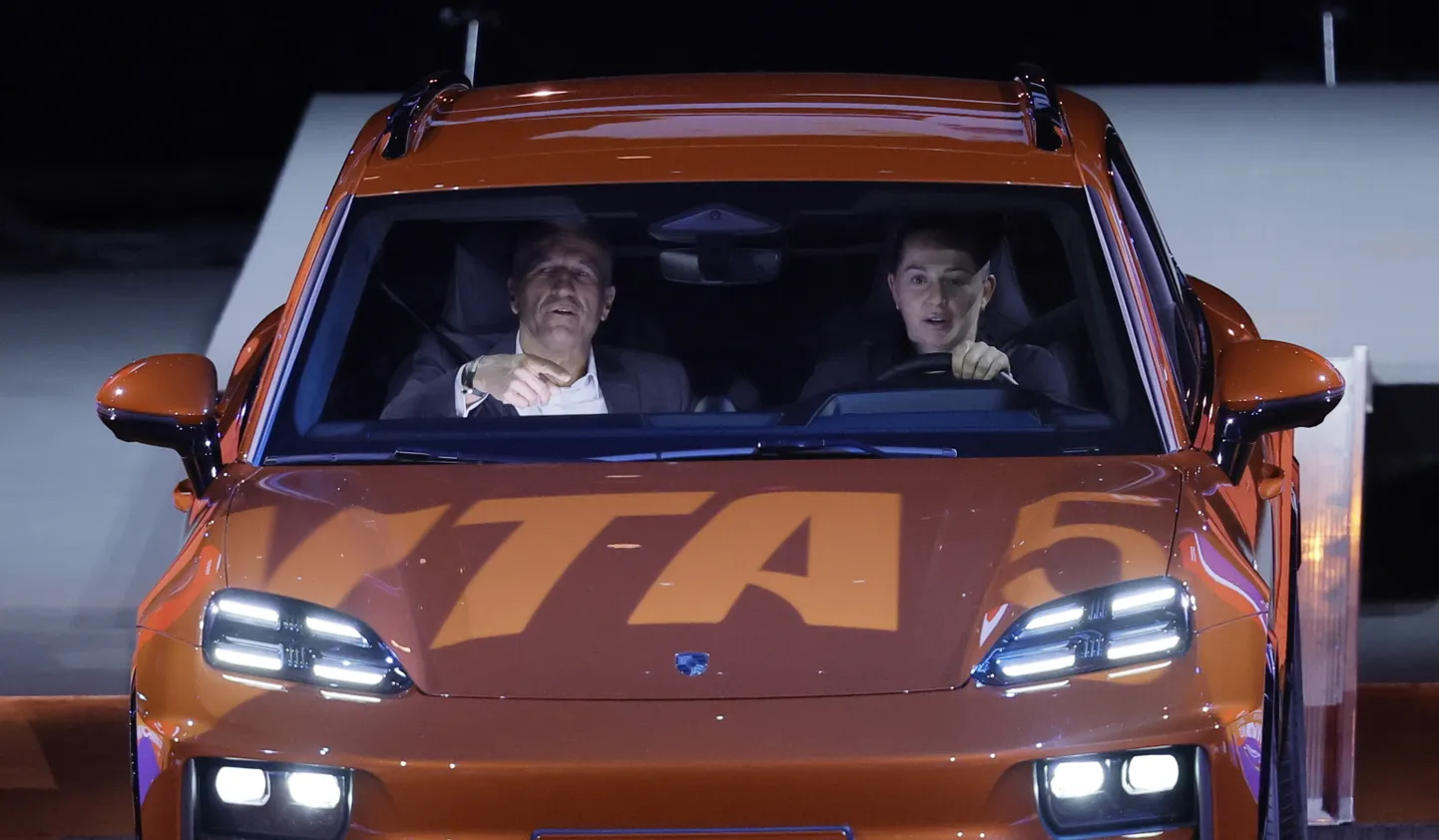 Алена Остапенко за рулем выигранного Porsche.