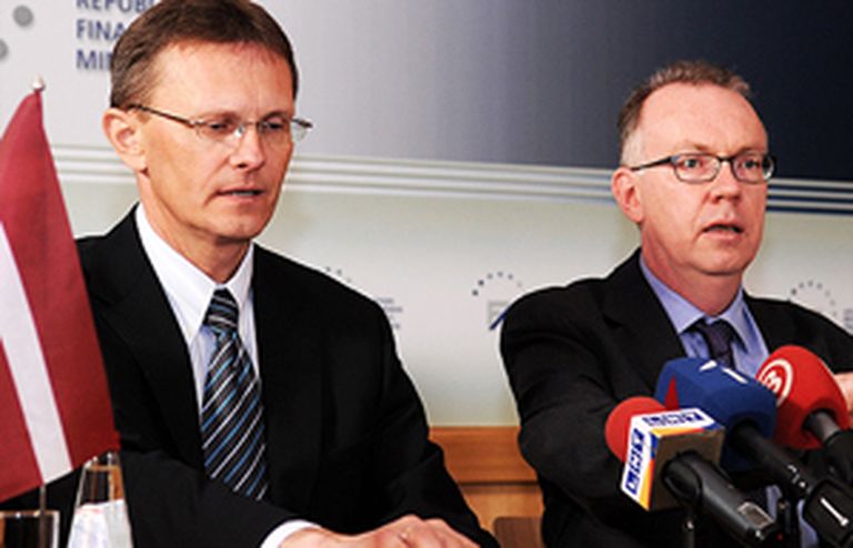 Finanšu ministrs Andris Vilks (no kreisās) un SVF misijas vadītājs Latvijā Marks Grifits 