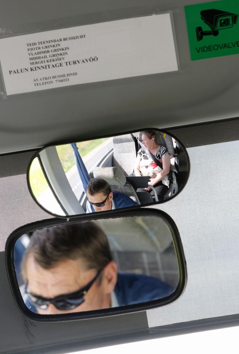 В зеркало заднего вида виден водитель Рейн Тооминг, за его спиной можно разглядеть Ирину Никитину, которая едет в Йыгева продлевать пенсию.