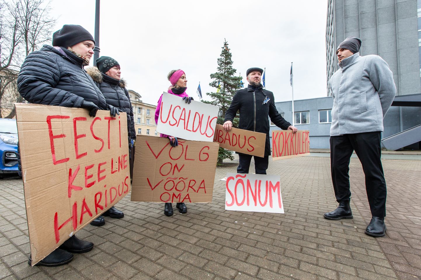 К демонстрантам вышел поговорить заместитель мэра Кохтла-Ярве Денис Шалкаускас, который заявил, что большинство учителей Кохтла-Ярве получили премии.