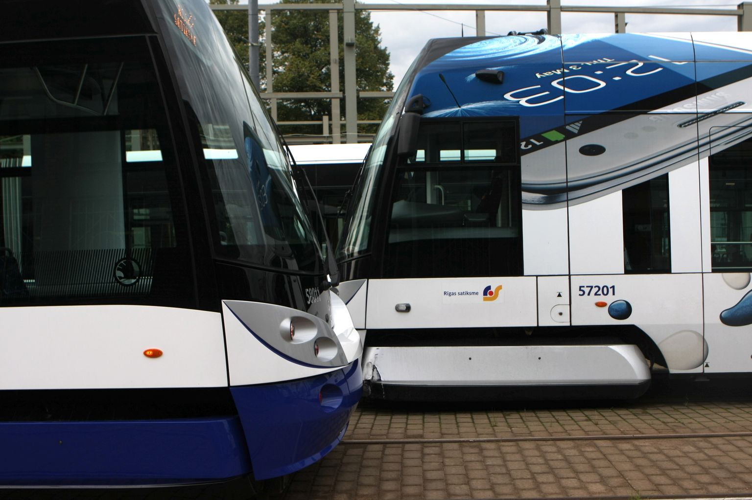 Uzņēmuma "Rīgas satiksme" zemās grīdas tramvaji 5. tramvaju depo teritorijā; ilustratīvs attēls.