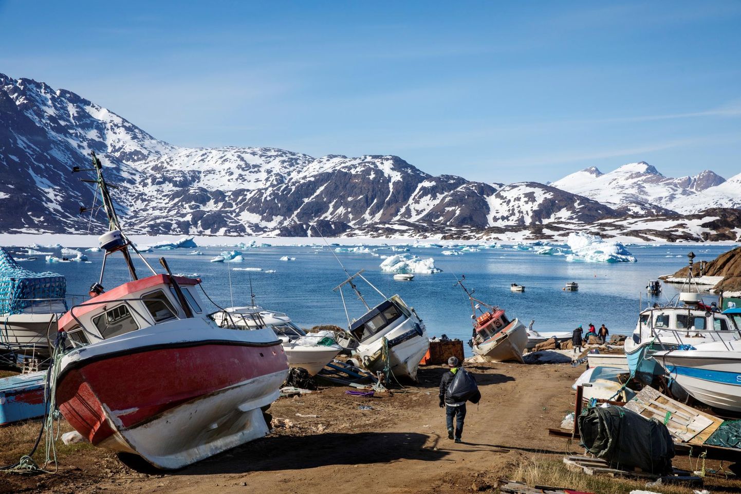 Inimesed jalutamas paatite vahel südasuvisel Gröönimaal Tasiilaqi linnas saare kaguosas. 