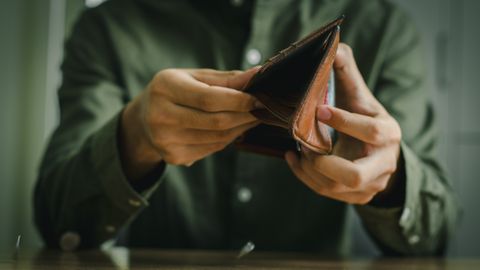 "У меня долг свыше 20 тысяч". Как обычному человеку подать на банкротство и сколько это стоит?