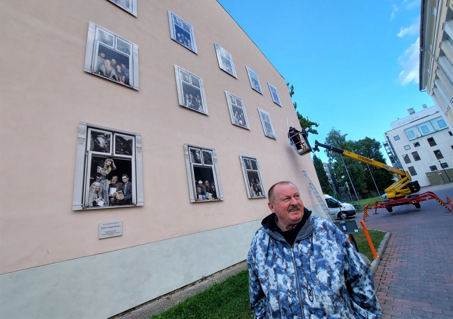 Alar Madisson rääkis oma uute fotode paigaldamise ajal kirjandusmuuseumi seinale ka näitusest kevadel 2024.