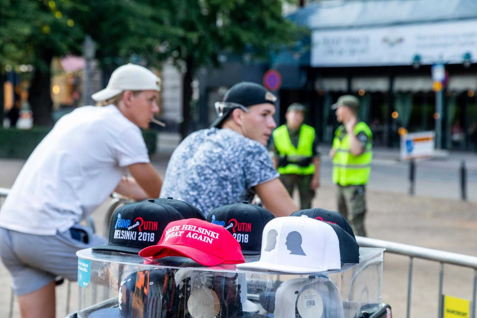 Helsingi tänavatel tegutsesid agaralt nokatsimüüjad, kelle pakutavat kaupa kaunistasid tippkohtumise peakangelased.