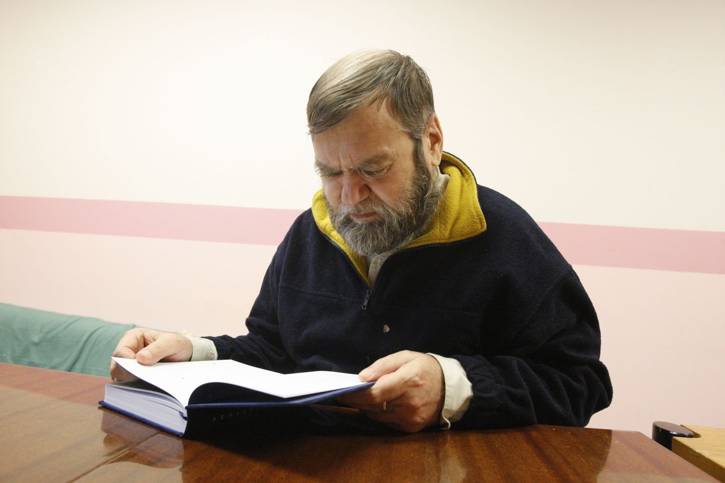 Lembit Kurvits lehitses Võisiku hooldekodus detsembris 2011 värskelt ilmunud antoloogiat "Armastuse öö", kus on ka tema luuletus "Viimsel tunnil".