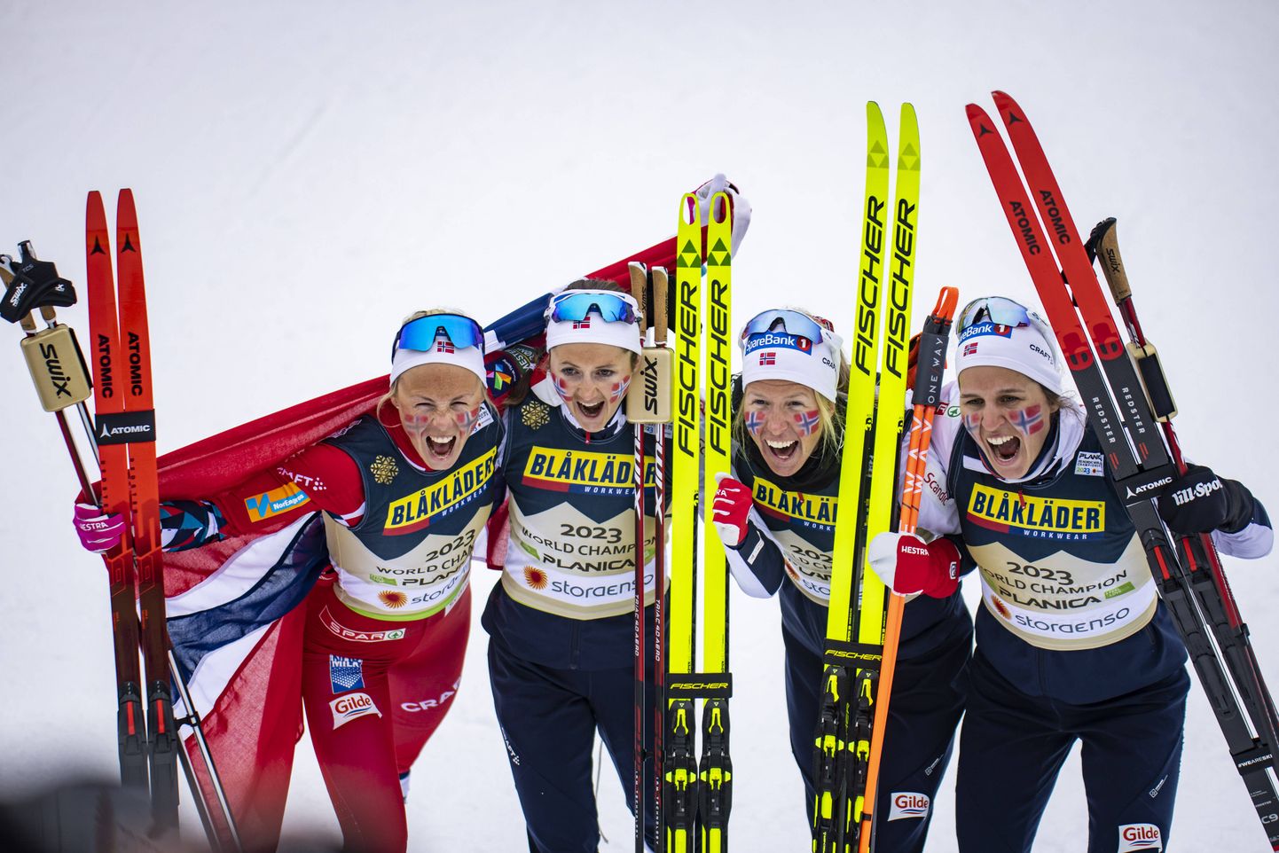 Норвежские спортсменки празднуют победу на ЧМ в Планице.